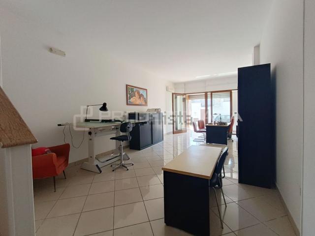 Locale Commerciale in vendita a Puglia, Lecce