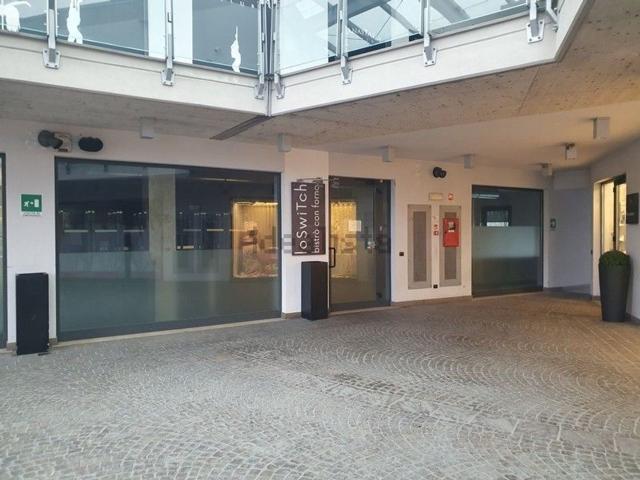 Locale Commerciale in vendita a Carvico, Bergamo