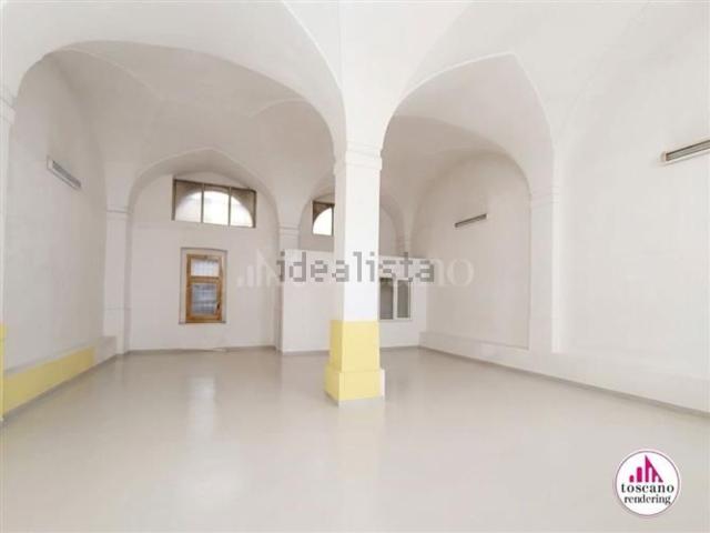 Locale Commerciale in vendita a Centro, Puglia
