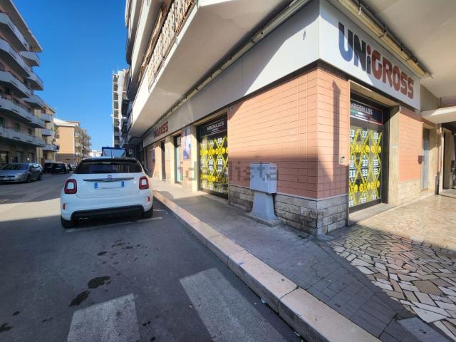 Locale Commerciale in vendita a Termoli, Molise