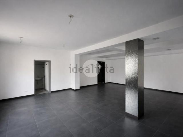 Locale Commerciale in vendita a Alzano Lombardo, Lombardia