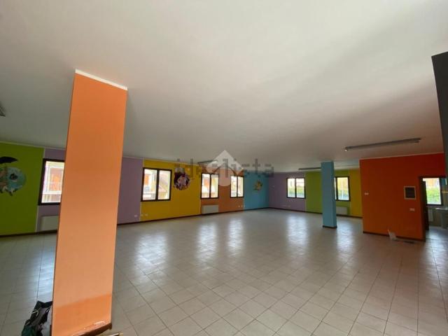 Locale Commerciale in vendita a Villongo, Lombardia