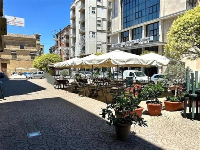 Locale Commerciale in vendita a Enna Bassa, Enna