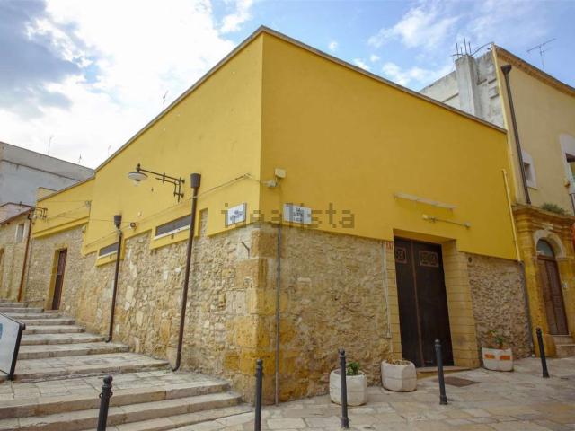 Locale Commerciale in vendita a Centro, Puglia