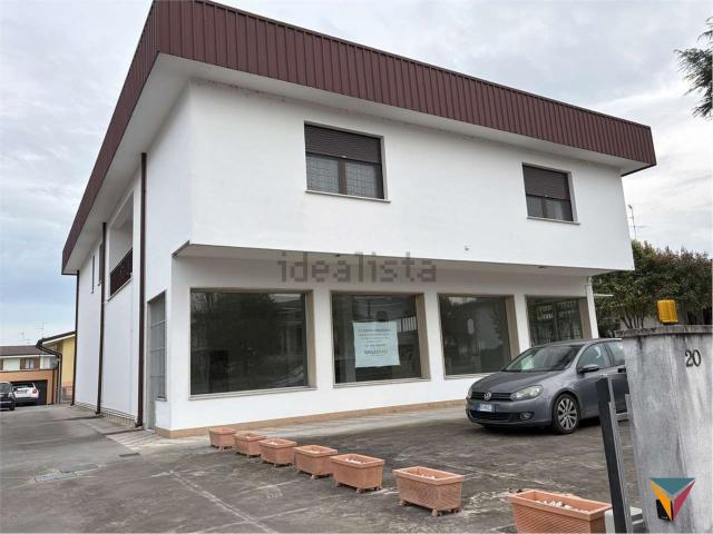Locale Commerciale in vendita a Borgo Virgilio, Cerese
