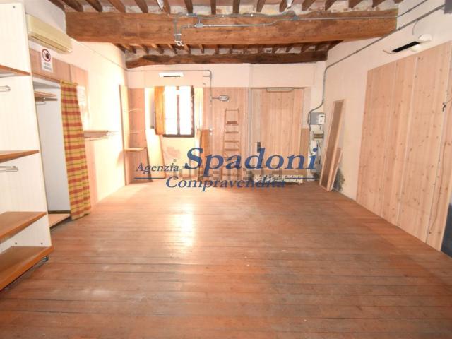 Locale Commerciale in vendita a Collecchio, Uzzano E Castello