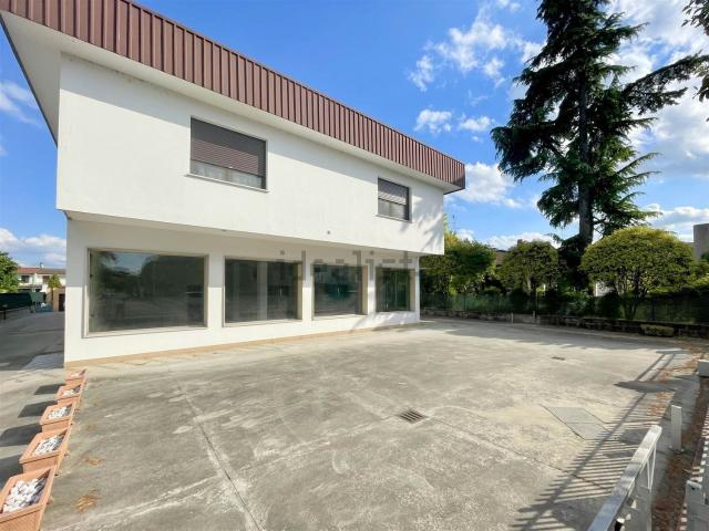 Locale Commerciale in vendita a Borgo Virgilio, Cerese