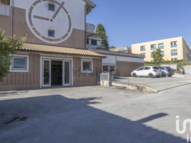 Locale Commerciale in vendita a Marche, Macerata