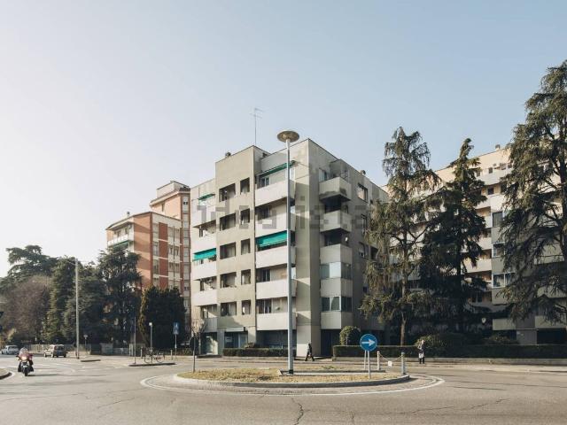 Locale Commerciale in vendita a San Donato-San Vitale, Bologna