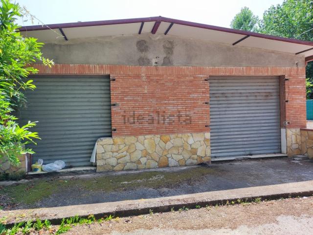 Locale Commerciale in vendita a Monte d'Argento, Minturno