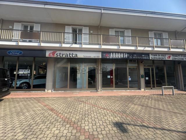 Locale Commerciale in vendita a Piemonte, Novara