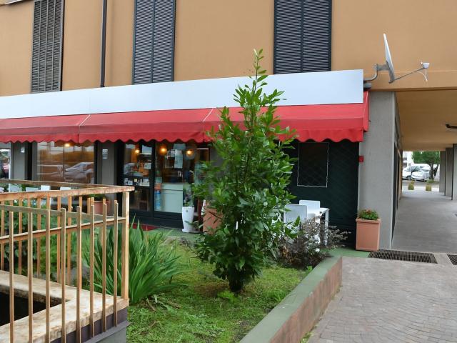 Locale Commerciale in vendita a Abbazia, Sesto Calende