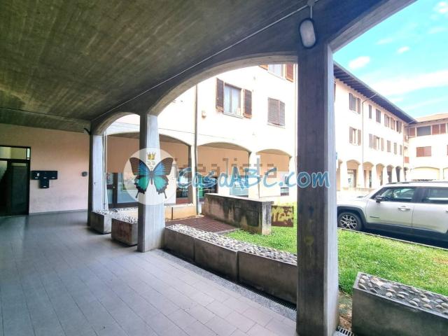 Locale Commerciale in vendita a Calcinate, Lombardia