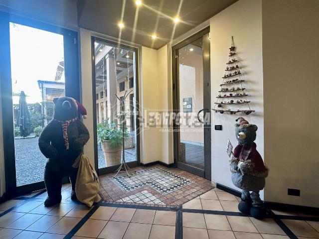 Locale Commerciale in vendita a Novate Brianza, Merate