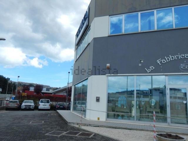 Locale Commerciale in vendita a Baraccola Ovest, Marche
