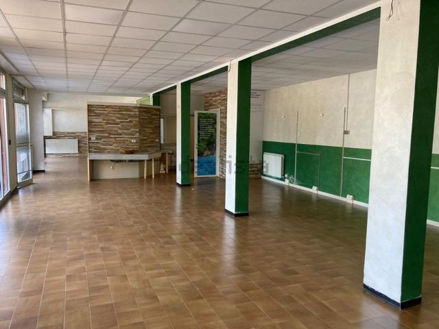 Locale Commerciale in vendita a Crocetta-San Lazzaro-Modena Est, Modena