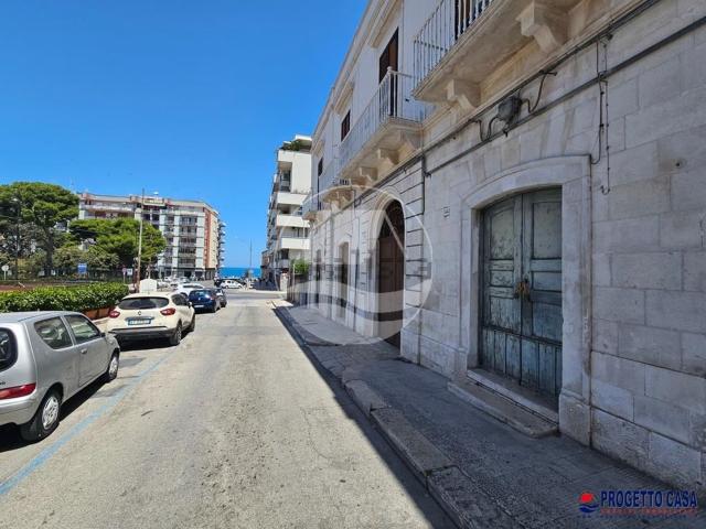 Locale Commerciale in vendita a Molfetta, Bari