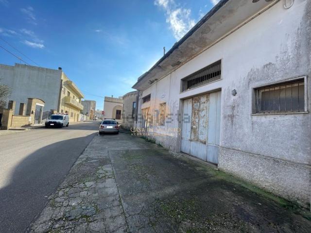 Locale Commerciale in vendita a Puglia, Lecce