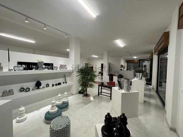 Locale Commerciale in vendita a Contursi Terme, Campania