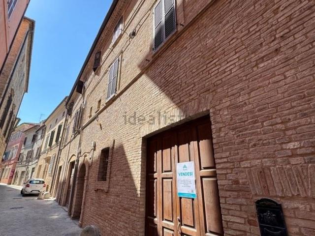 Locale Commerciale in vendita a Centro storico, Marche