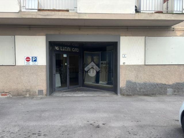 Locale Commerciale in vendita a Signa, Toscana