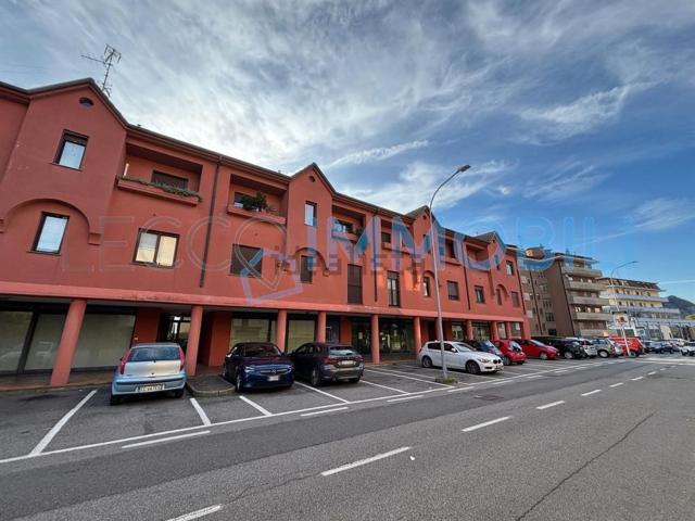 Locale Commerciale in vendita a Malgrate, Lombardia