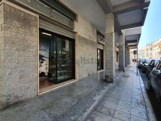 Locale Commerciale in vendita a Puglia, Lecce