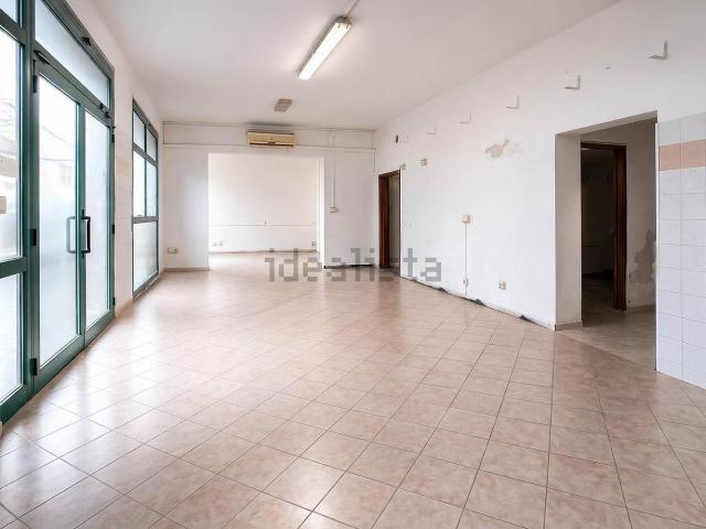 Locale Commerciale in vendita a Crocetta-San Lazzaro-Modena Est, Modena