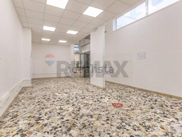 Locale Commerciale in vendita a Puglia, Bari