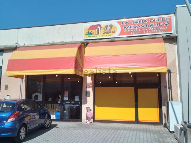 Locale Commerciale in vendita a Pilastrello, Parma