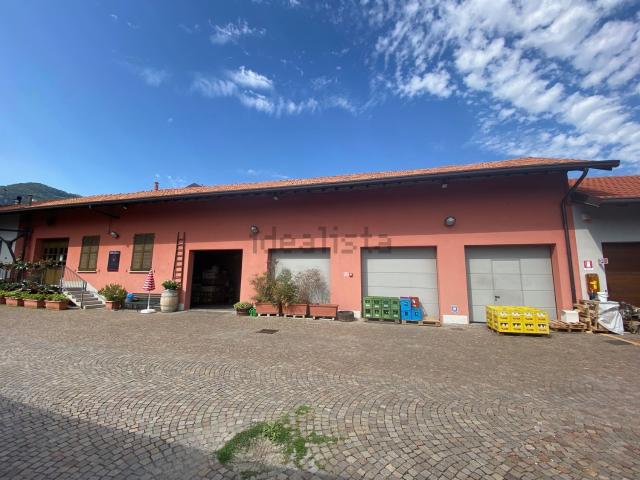 Locale Commerciale in vendita a Crevenna, Erba