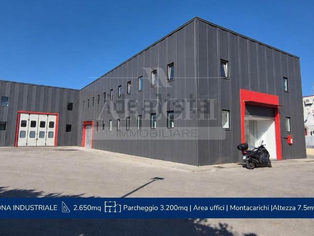 Locale Commerciale in vendita a Salerno, Campania