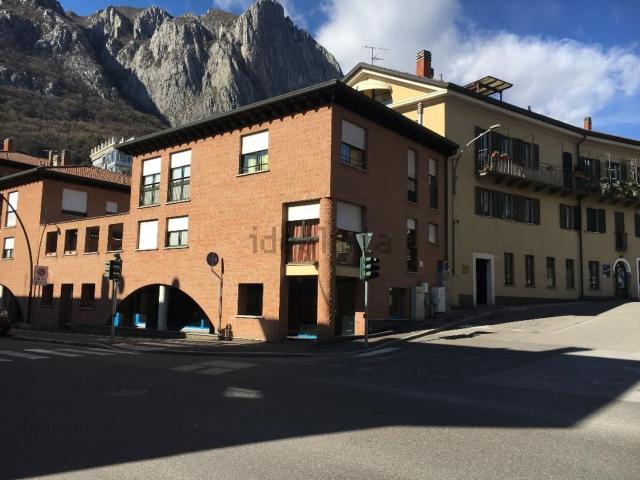 Locale Commerciale in vendita a Rancio Superiore, Lecco