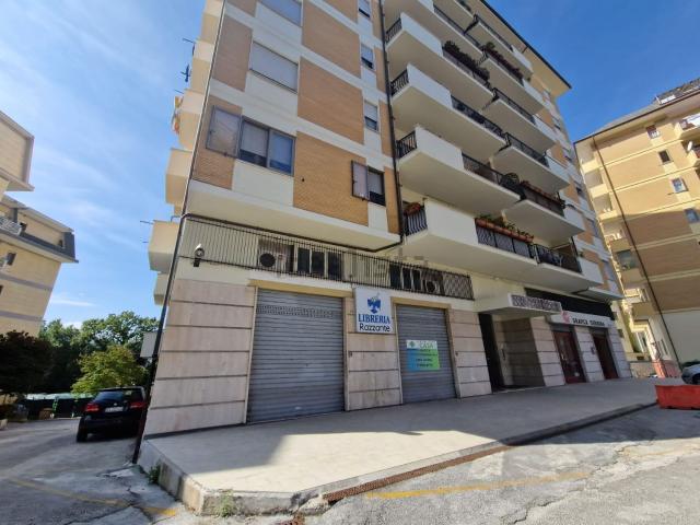 Locale Commerciale in vendita a Isernia, Molise