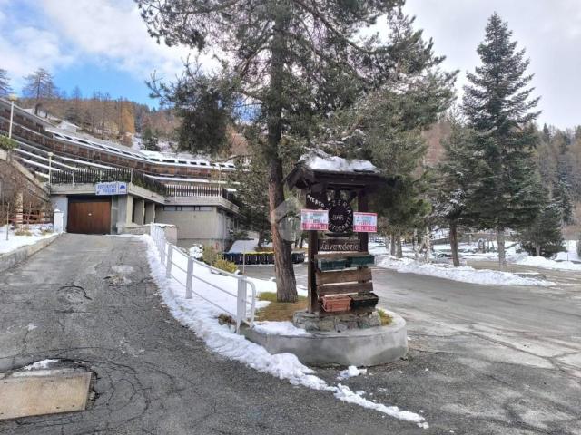 Locale Commerciale in vendita a Saint Denis, Aosta