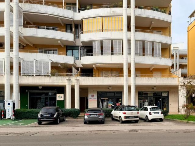 Locale Commerciale in vendita a Puglia, Bari