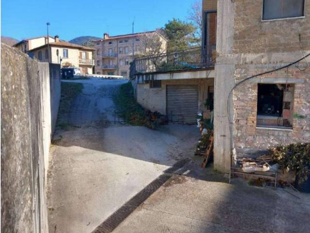 Locale Commerciale in vendita a Castelvetere Sul Calore, Campania