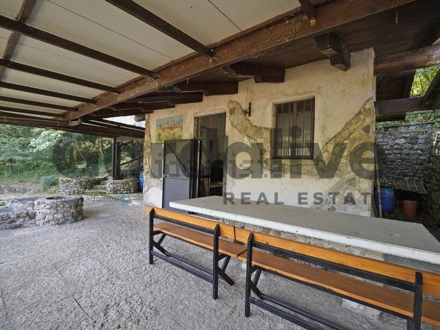 Locale Commerciale in vendita a Belvedere, Calvagese della Riviera