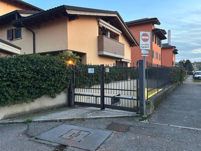 Locale Commerciale in vendita a Cassano D'adda, Lombardia