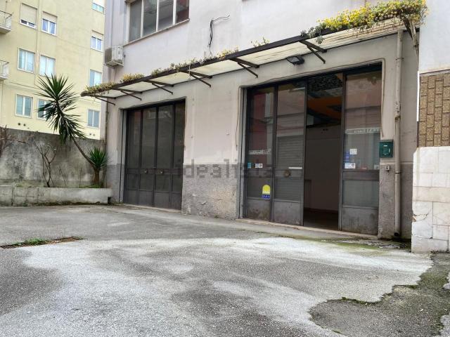 Locale Commerciale in vendita a San Lazzaro, Isernia