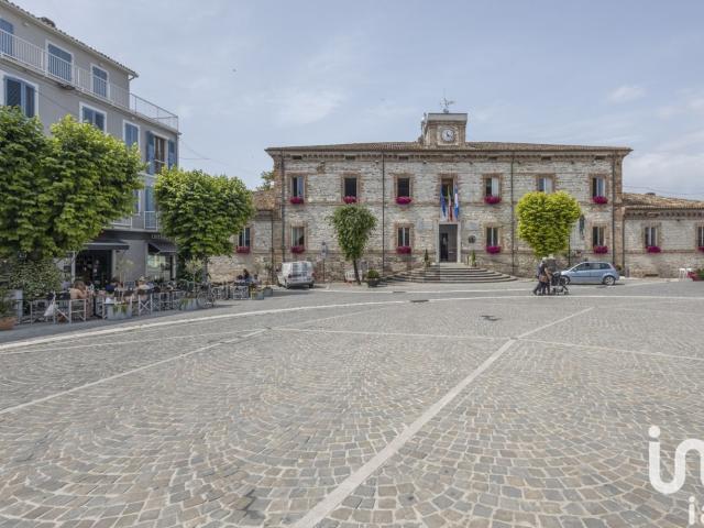 Locale Commerciale in vendita a Numana, Ancona