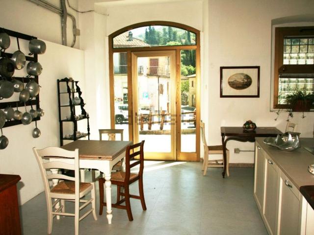 Locale Commerciale in vendita a Talla, Toscana
