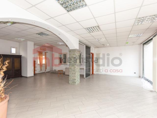 Locale Commerciale in vendita a Locate Varesino, Lombardia
