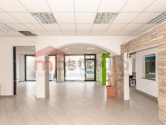 Locale Commerciale in vendita a Locate Varesino, Como