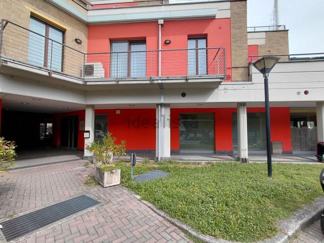 Locale Commerciale in vendita a Ardenno, Lombardia