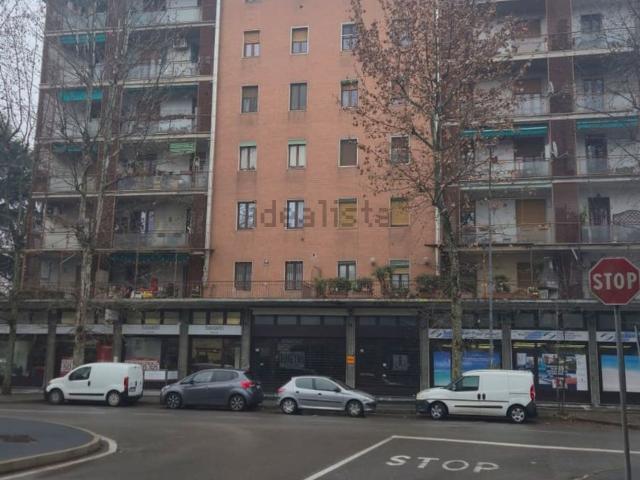 Locale Commerciale in vendita a Garbagnate Milanese, Lombardia