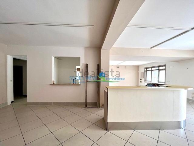 Locale Commerciale in vendita a Le Case, Montevettolini