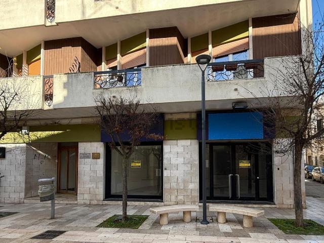 Locale Commerciale in vendita a Puglia, Bari