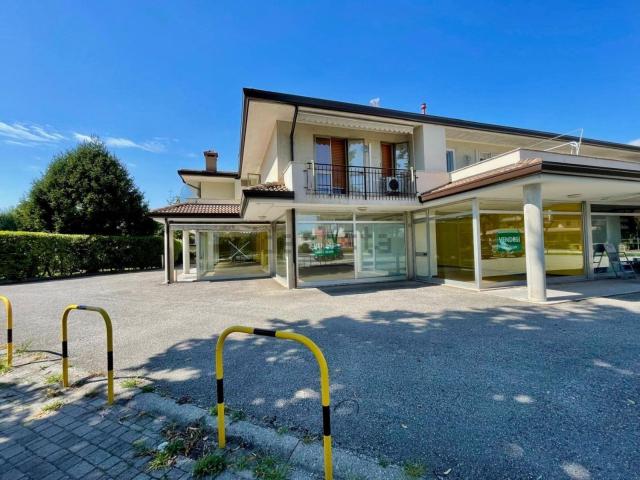 Locale Commerciale in vendita a Rosa, San Vito Al Tagliamento