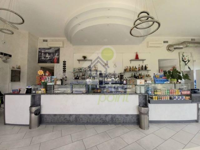 Locale Commerciale in vendita a Tavazzano, Tavazzano Con Villavesco